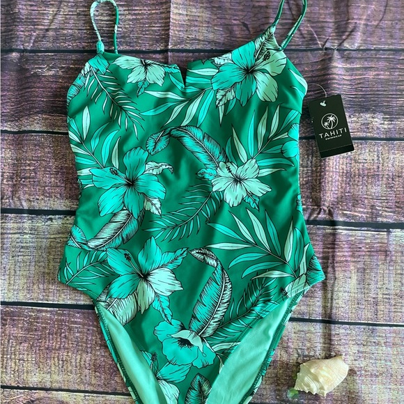 One Piece Bikini - Picture 2 of 11